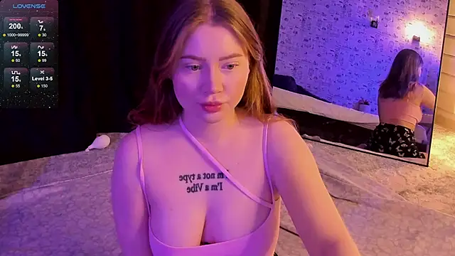 Lillie Berry online show from 11-07-25, 04:39