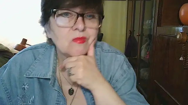 Snapshot of VeronicaGold511 chatting on 05-17-26, 08:25 VeronicaGold511 online show from 05-17-26, 08:25