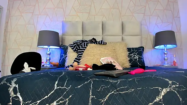 Snapshot of Yara_Bliss_ chatting on 12-21-25, 05:03 Yara Bliss online show from 12-21-25, 05:03