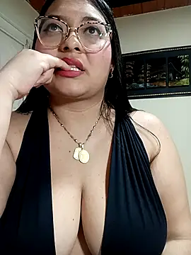 Snapshot of RachelCute1 chatting on 10-23-25, 05:28 RachelCute1 online show from 10-23-25, 05:28