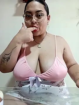 Snapshot of RachelCute1 chatting on 09-17-25, 01:02 RachelCute1 online show from 09-17-25, 01:02