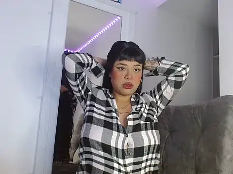 Snapshot of reina_reina chatting on 10-23-25, 10:30 reina reina online show from 10-23-25, 10:30