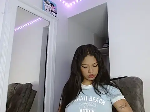 Snapshot of reina_reina chatting on 11-05-25, 10:57 reina reina online show from 11-05-25, 10:57