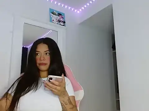 Snapshot of reina_reina chatting on 11-30-25, 10:10 reina reina online show from 11-30-25, 10:10
