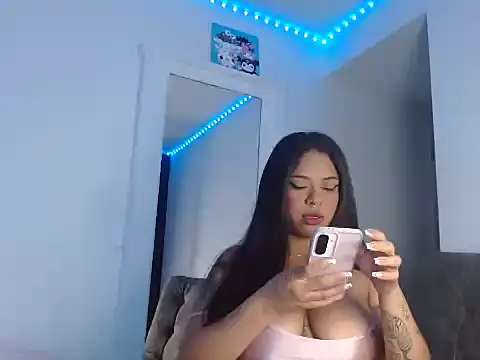Snapshot of reina_reina chatting on 10-27-25, 12:00 reina reina online show from 10-27-25, 12:00