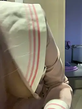 Snapshot of a5l2e0x chatting on 04-12-26, 01:14 a5l2e0x online show from 04-12-26, 01:14