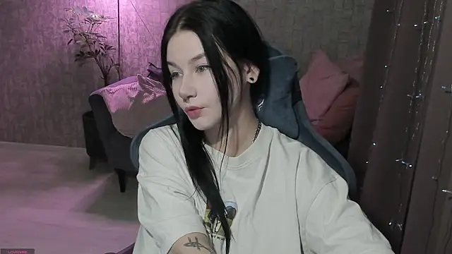 Snapshot of AlinaGreeeen chatting on 10-06-25, 02:35 AlinaGreeeen online show from 10-06-25, 02:35