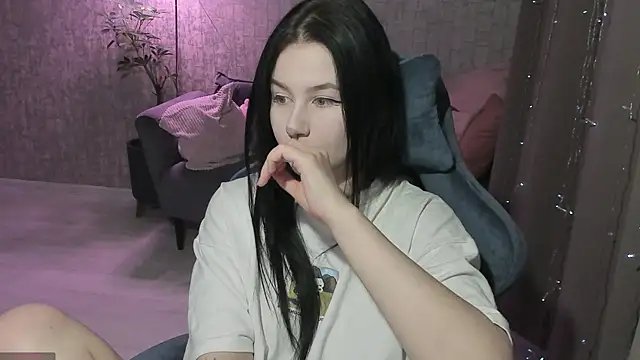 Snapshot of AlinaGreeeen chatting on 10-07-25, 01:28 AlinaGreeeen online show from 10-07-25, 01:28