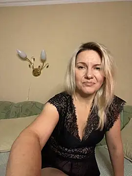 AliceSwan4011 online show from 10-17-25, 03:54