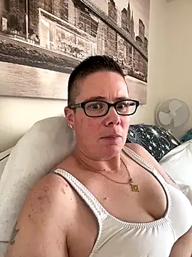 Snapshot of voluptuous-minx chatting on 12-05-25, 11:42 voluptuous-minx online show from 12-05-25, 11:42