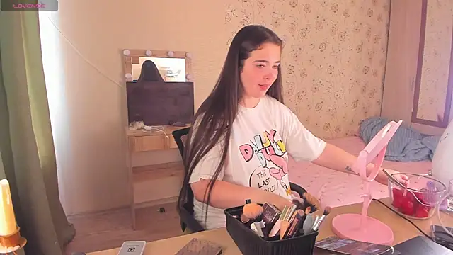 Snapshot of Alice_next_door chatting on 06-12-26, 10:13 Alice next door online show from 06-12-26, 10:13