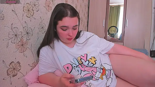 Snapshot of Alice_next_door chatting on 06-07-26, 11:37 Alice next door online show from 06-07-26, 11:37