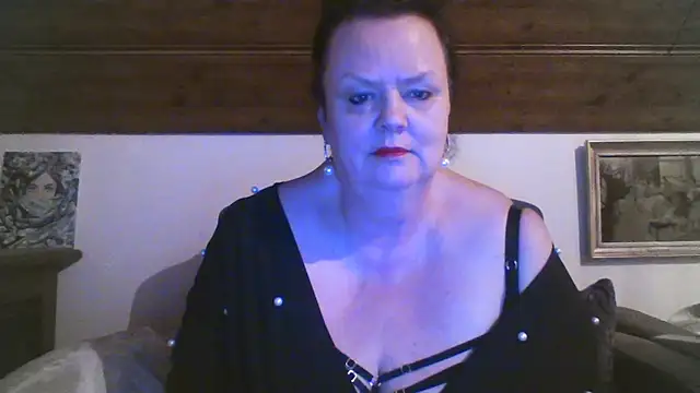 Snapshot of TiffanyMature chatting on 04-18-26, 08:09 TiffanyMature online show from 04-18-26, 08:09