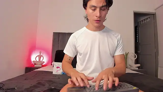 Snapshot of AlexanderHall chatting on 09-26-25, 09:54 AlexanderHall online show from 09-26-25, 09:54