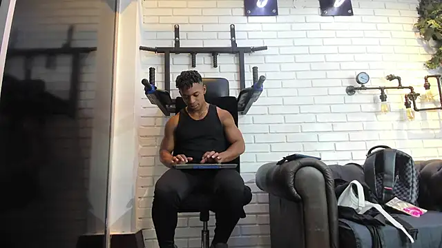 Snapshot of ItaloMoore chatting on 05-17-26, 11:32 ItaloMoore online show from 05-17-26, 11:32