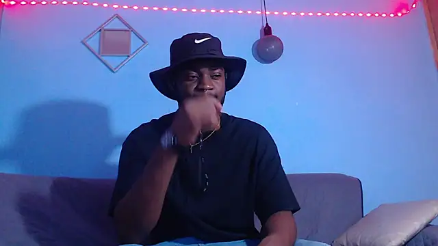 Snapshot of eebony_stallion chatting on 06-12-26, 11:30 eebony stallion online show from 06-12-26, 11:30