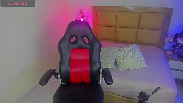 Snapshot of MELISSAROUGE chatting on 02-18-26, 07:32 MELISSAROUGE online show from 02-18-26, 07:32