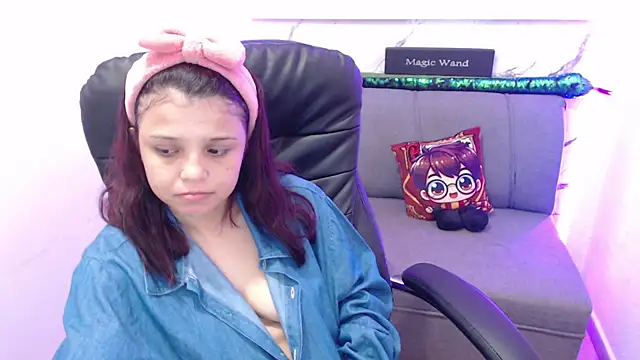 Snapshot of minnie_cake chatting on 10-06-25, 10:32 minnie cake online show from 10-06-25, 10:32