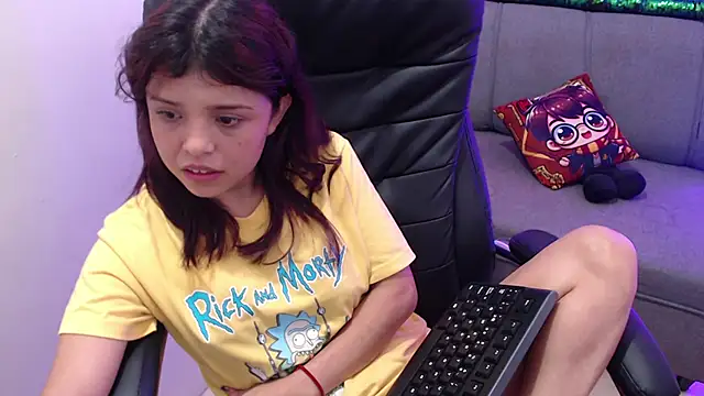 Snapshot of minnie_cake chatting on 10-10-25, 03:57 minnie cake online show from 10-10-25, 03:57