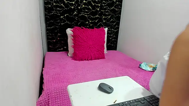 Snapshot of MiaCours chatting on 07-22-26, 12:40 MiaCours online show from 07-22-26, 12:40