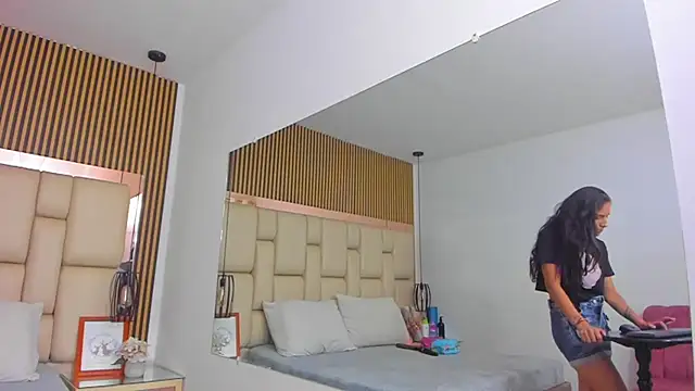 MiaCours online show from 10-25-25, 01:56