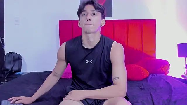 AndretiiAndCamila online show from 11-04-25, 01:15