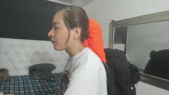 Snapshot of evelynesex chatting on 10-15-25, 02:10 evelynesex online show from 10-15-25, 02:10