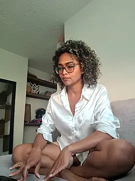 BiiancaEstradaa online show from 10-17-25, 09:27