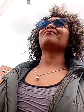 BiiancaEstradaa online show from 10-10-25, 03:24