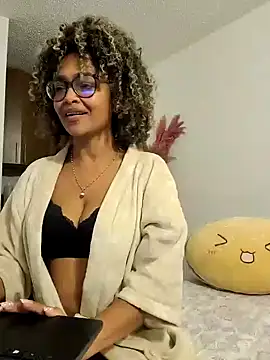 BiiancaEstradaa online show from 10-23-25, 04:11