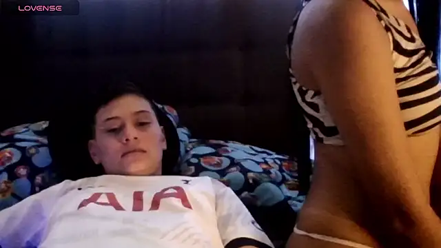 Snapshot of prayingtothesky chatting on 12-14-25, 06:02 prayingtothesky online show from 12-14-25, 06:02