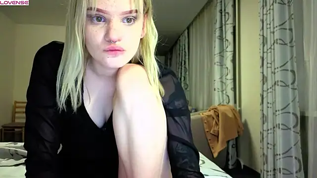Snapshot of Elieiza_xo chatting on 05-26-26, 05:11 Elieiza xo online show from 05-26-26, 05:11