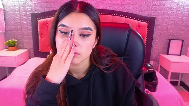 Natalie loffreda online show from 12-23-25, 03:06