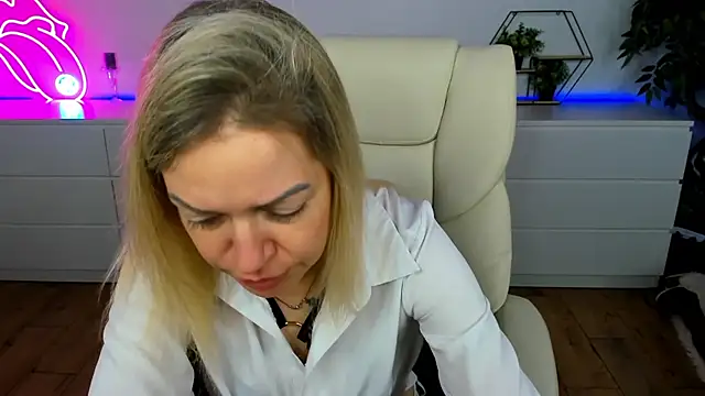 Anna Snows online show from 11-26-25, 06:35