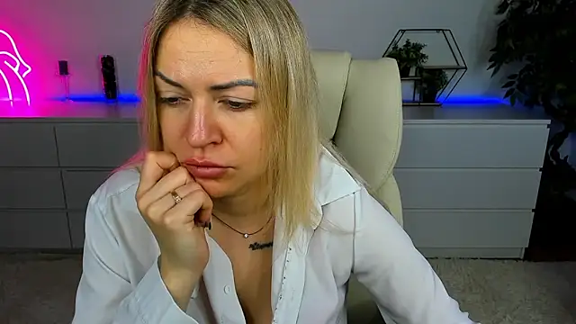 Anna Snows online show from 10-30-25, 06:34