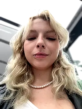 EveLittleSinner online show from 09-18-25, 07:44