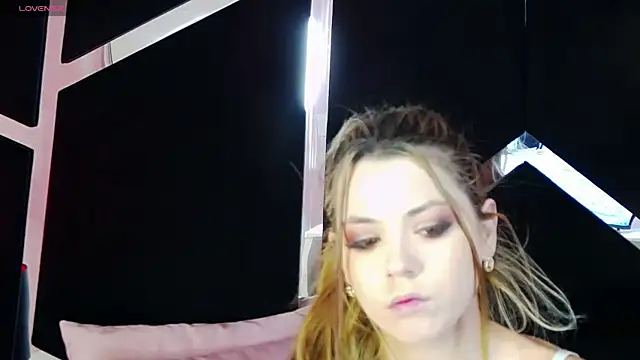Snapshot of Breezelle chatting on 09-27-25, 04:07 Breezelle online show from 09-27-25, 04:07