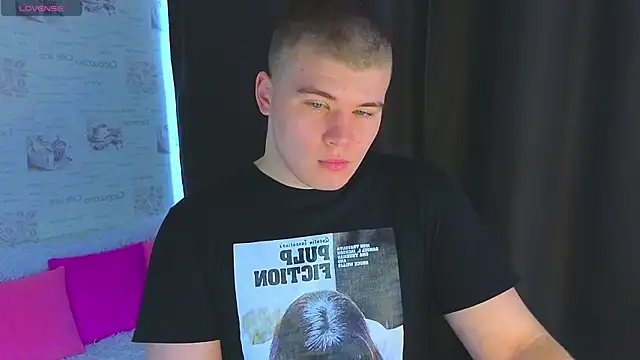 Snapshot of kittenmurr chatting on 10-14-25, 05:19 kittenmurr online show from 10-14-25, 05:19