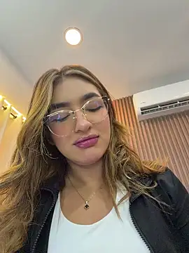 Snapshot of jenn_fit chatting on 04-24-26, 01:40 jenn fit online show from 04-24-26, 01:40