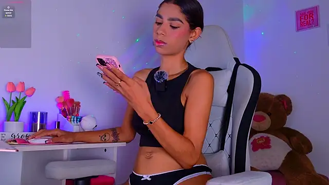 BrunetteAdams001 online show from 11-04-25, 05:44