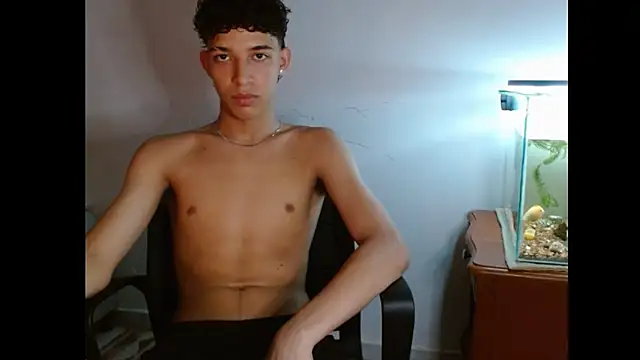 Snapshot of Xtremeplay_18 chatting on 10-08-25, 11:38 Xtremeplay 18 online show from 10-08-25, 11:38