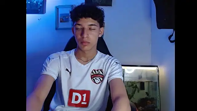 Snapshot of Xtremeplay_18 chatting on 10-19-25, 01:08 Xtremeplay 18 online show from 10-19-25, 01:08