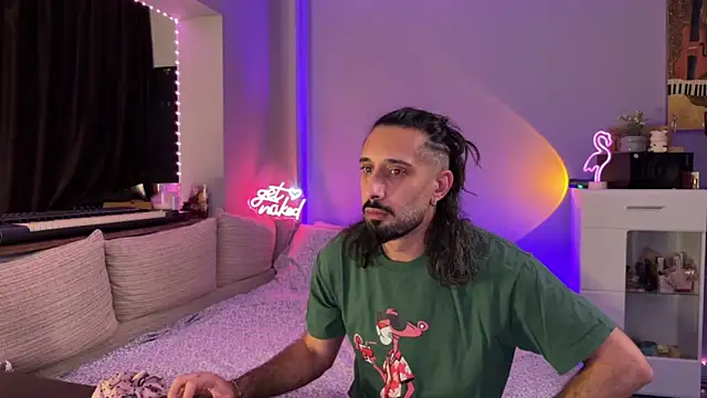 Snapshot of Secret_Lovers1 chatting on 06-01-26, 06:29 Secret Lovers1 online show from 06-01-26, 06:29