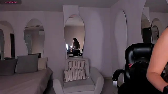 Snapshot of VeronicaBlue chatting on 05-22-26, 10:35 VeronicaBlue online show from 05-22-26, 10:35