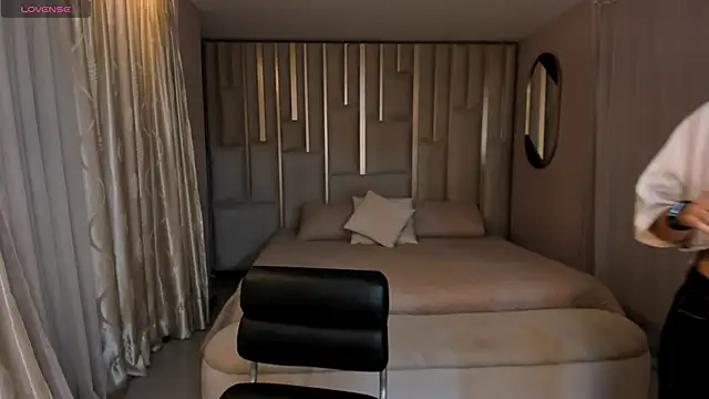 Snapshot of VeronicaBlue chatting on 10-15-25, 10:01 VeronicaBlue online show from 10-15-25, 10:01