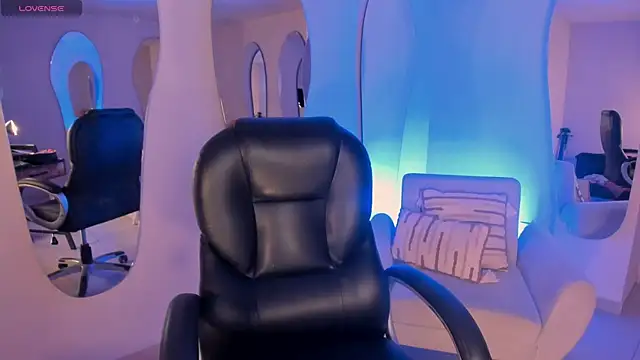 AyshelBrown online show from 10-16-25, 04:21