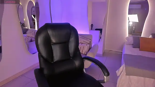 AyshelBrown online show from 10-14-25, 03:51