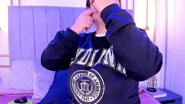 Snapshot of Ashley_Monroe chatting on 10-06-25, 11:33 Ashley Monroe online show from 10-06-25, 11:33