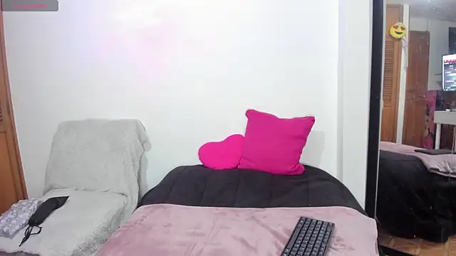 Snapshot of Ashley_Monroe chatting on 11-18-25, 04:43 Ashley Monroe online show from 11-18-25, 04:43