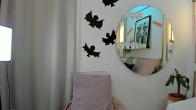 Snapshot of Ashley_Monroe chatting on 10-28-25, 12:04 Ashley Monroe online show from 10-28-25, 12:04